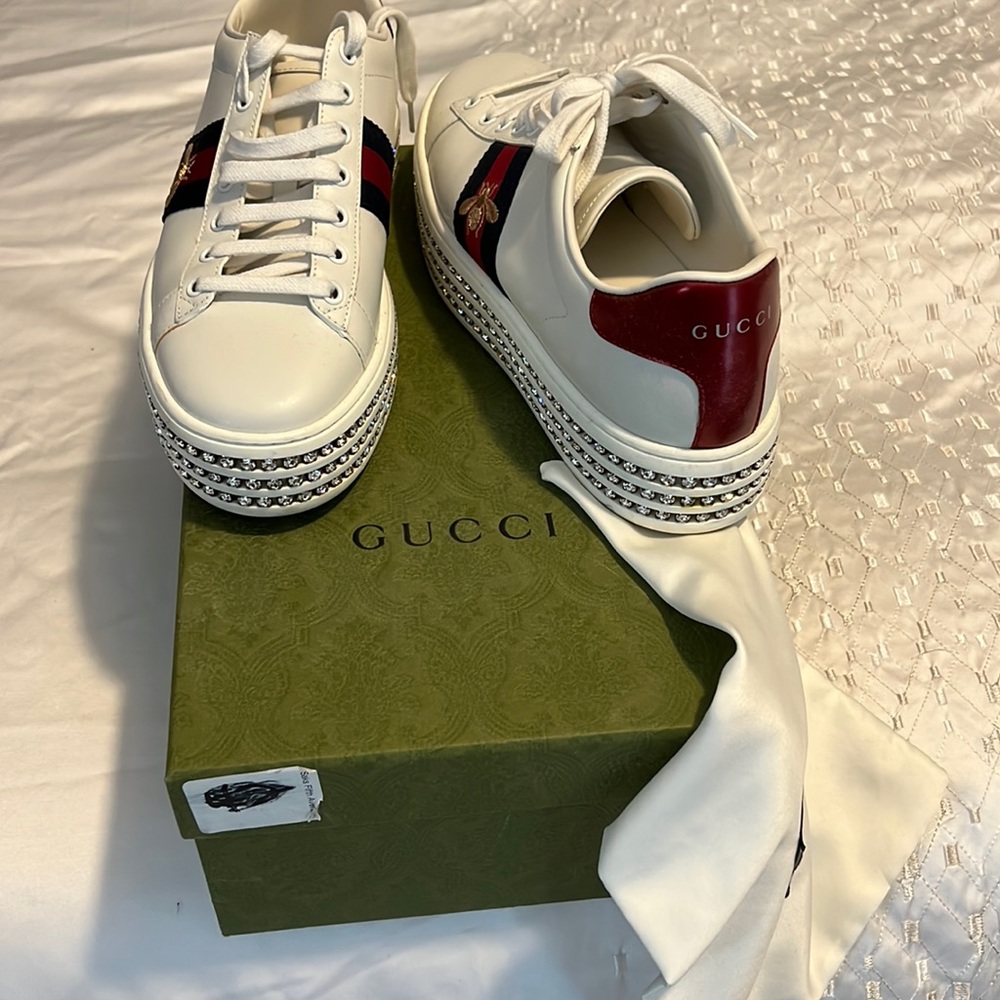 Beautiful gucci sneakers with cristal